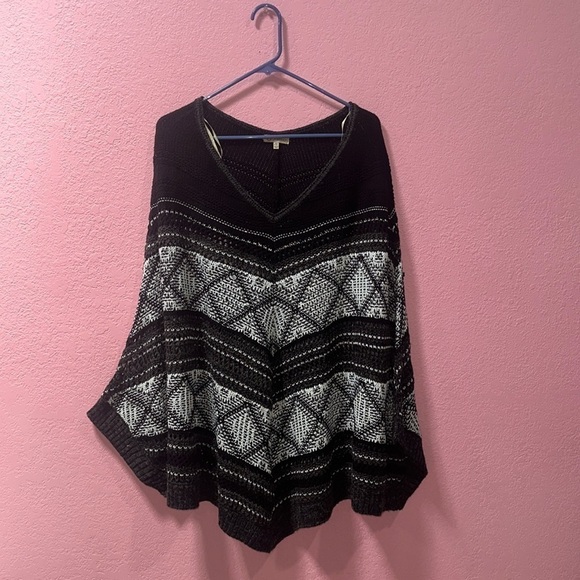 DEMOCARCY Black/White Knitted V-Neck Poncho Size 1X - Picture 1 of 3
